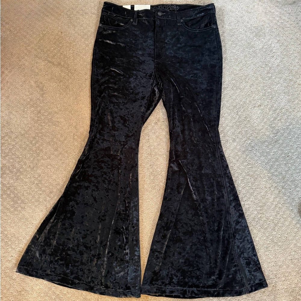 NWT Wrangler Women’s Trumpet Flare Velvet Jeans